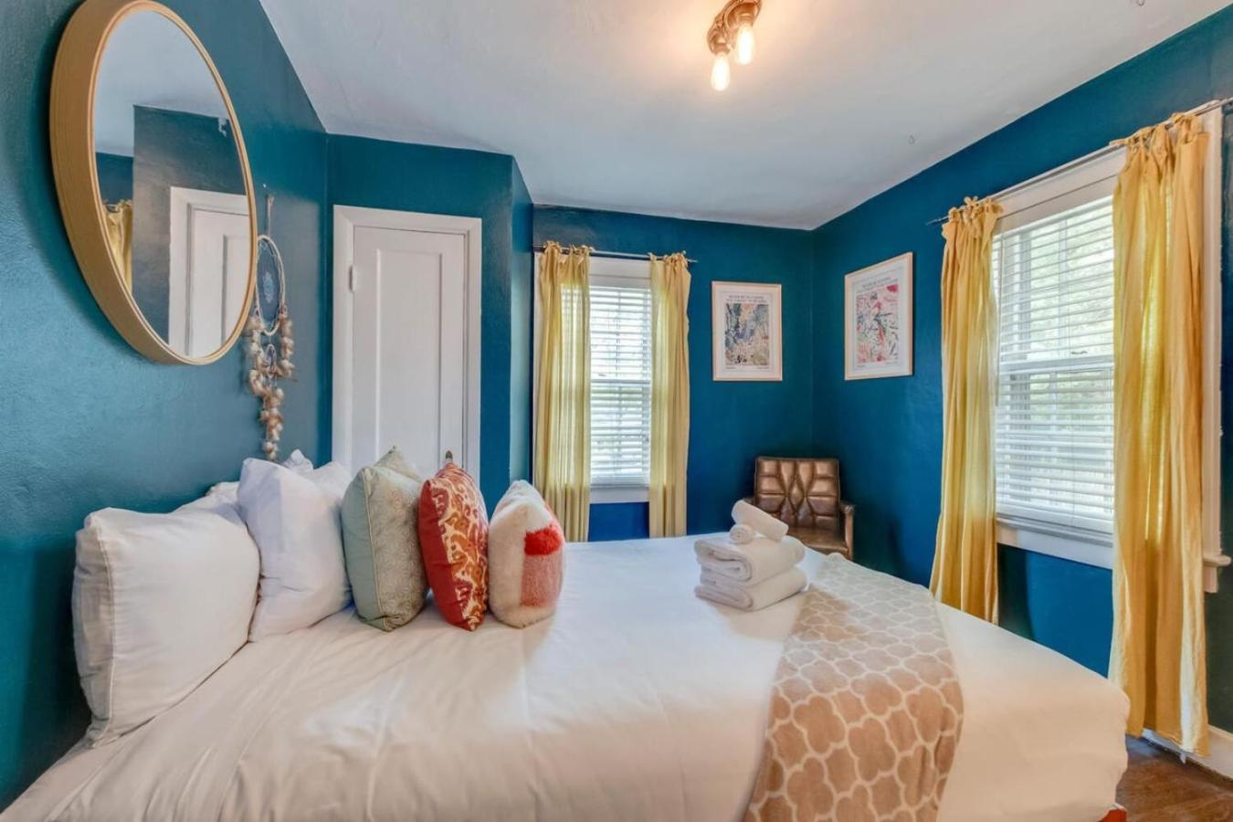 Unique And Stylish East 3 Bedroom 2.5 Bath Holiday home *